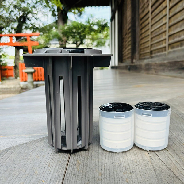 ベイト材 左：ツール / 脱皮防止駆除剤